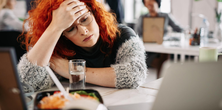 Mal di testa dopo mangiato, cosa significa e come porvi rimedio