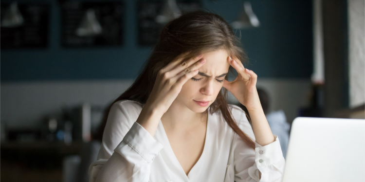 Quanti tipi di mal di testa esistono? Le cause e i rimedi