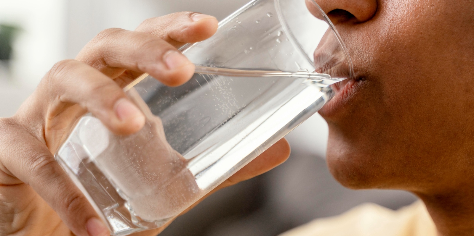 Acqua: quanta berne al giorno, come farlo e perché farlo