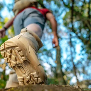 Trekking e passeggiate, i rischi delle calzature non adeguate