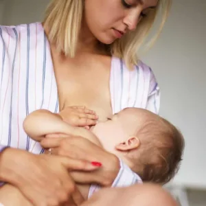 Cibi da evitare durante l’allattamento: cosa non mangiare per la salute di mamma e neonato