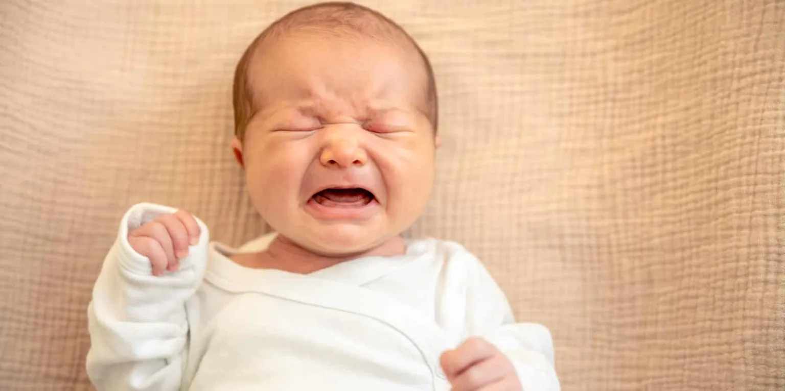 Coliche nei neonati: sintomi, cause e cosa fare per calmare il pianto