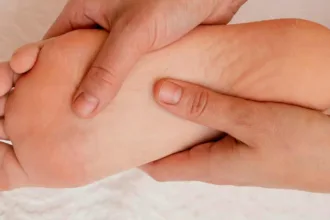 Botta al mignolo del piede: cosa fare subito e come capire se è fratturato