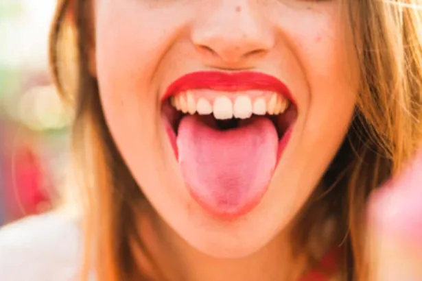 Tipi di lingua: cosa rivelano aspetto e colore della lingua