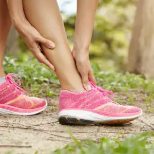 Piedi e caviglie gonfi in estate: cause e soluzioni