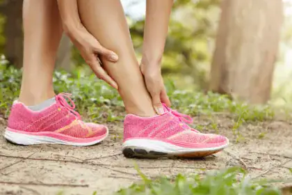 Piedi e caviglie gonfi in estate: cause e soluzioni