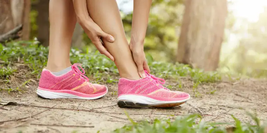 Piedi e caviglie gonfi in estate: cause e soluzioni
