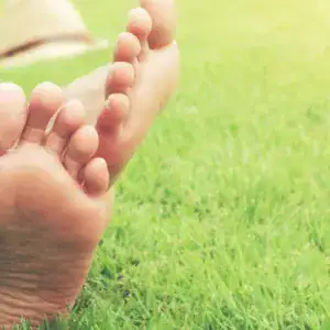 Bruciore ai piedi d'estate: cause e rimedi efficaci