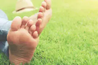 Bruciore ai piedi d'estate: cause e rimedi efficaci