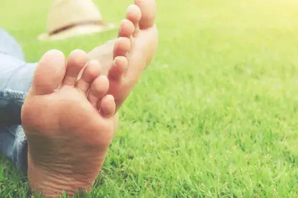 Bruciore ai piedi d'estate: cause e rimedi efficaci