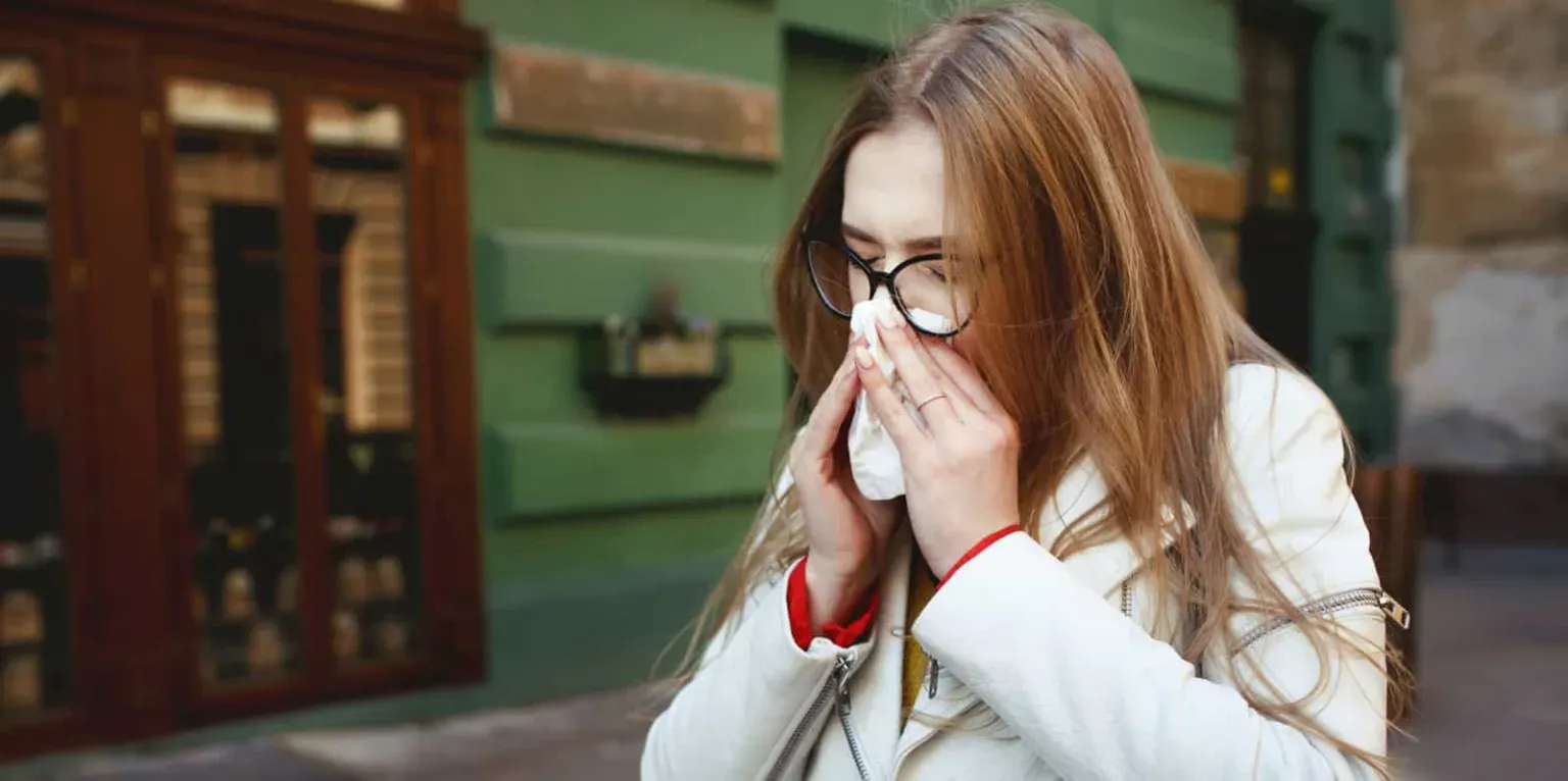 Naso che cola sempre in autunno: virus, allergia, o…? Ecco cosa sapere e cosa fare