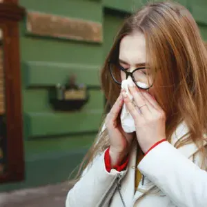 Naso che cola sempre in autunno: virus, allergia, o…? Ecco cosa sapere e cosa fare
