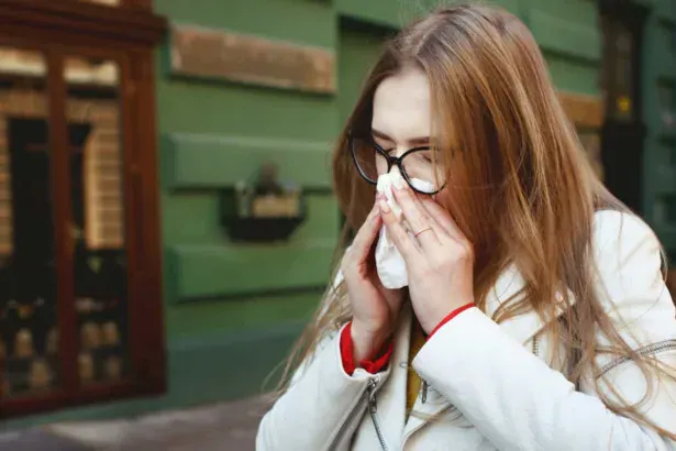 Naso che cola sempre in autunno: virus, allergia, o…? Ecco cosa sapere e cosa fare