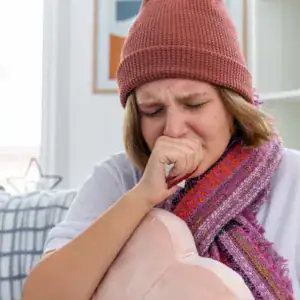 Tosse che non passa in autunno: cosa fare quando il catarro persiste