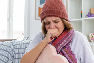 Tosse che non passa in autunno: cosa fare quando il catarro persiste