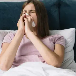 Starnuti continui al mattino, allergie autunnali o raffreddore: cosa fare?