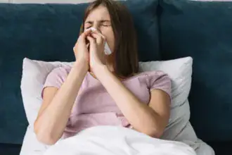 Starnuti continui al mattino, allergie autunnali o raffreddore: cosa fare?